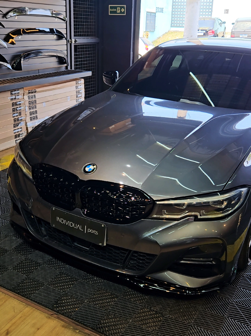 Do elegante ao esportivo em cada detalhe. 💙🔥 A BMW 320i passou por uma verdadeira evolução visual com o kit completo de acessórios M Performance, composto por: — Grade colmeia em black piano — Front-lip e lips laterais M Performance — Difusor e abas traseiras — Capas de retrovisor M Style — Aerofólio V Style 💎🚘 O resultado? Um visual mais agressivo, sofisticado e fiel ao espírito BMW. Acabamento premium, encaixe perfeito e presença de sobra. 🇩🇪🏁 #BMW320i #MPerformance #BMWStyle #BlackPiano #BMWBrasil      