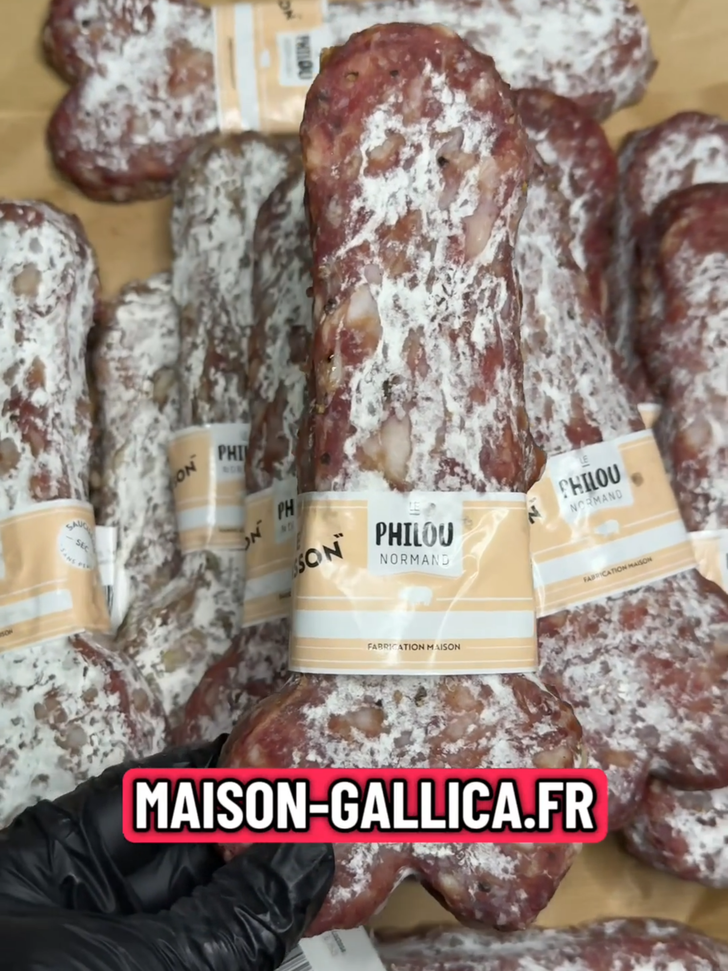 🥳 Bonne nouvelle : notre fameux Zizisson est de retour en stock ! Vous l’attendiez… il revient enfin pour régaler vos apéros 🇫🇷🥩 Un saucisson gourmand, original et toujours 100 % français, préparé avec le savoir-faire de nos producteurs. Parfait pour offrir, faire sourire… et surtout se régaler. 💥 Et en plus : profitez de notre offre spéciale 👉 3 saucissons achetés = 1 offert C’est le moment idéal pour refaire le plein et découvrir (ou redécouvrir) vos préférés. ⚠️ Stock limité — comme toujours, premiers arrivés, premiers servis. 📲 Disponible dès maintenant sur notre site. #MaisonGallica #SavoirFaireFrançais #ProduitsFrancais #QualitéFrancaise #Charcuterie #EpicerieFine #Saucisson #Zizisson #Apéro #Promo #OffreSpeciale