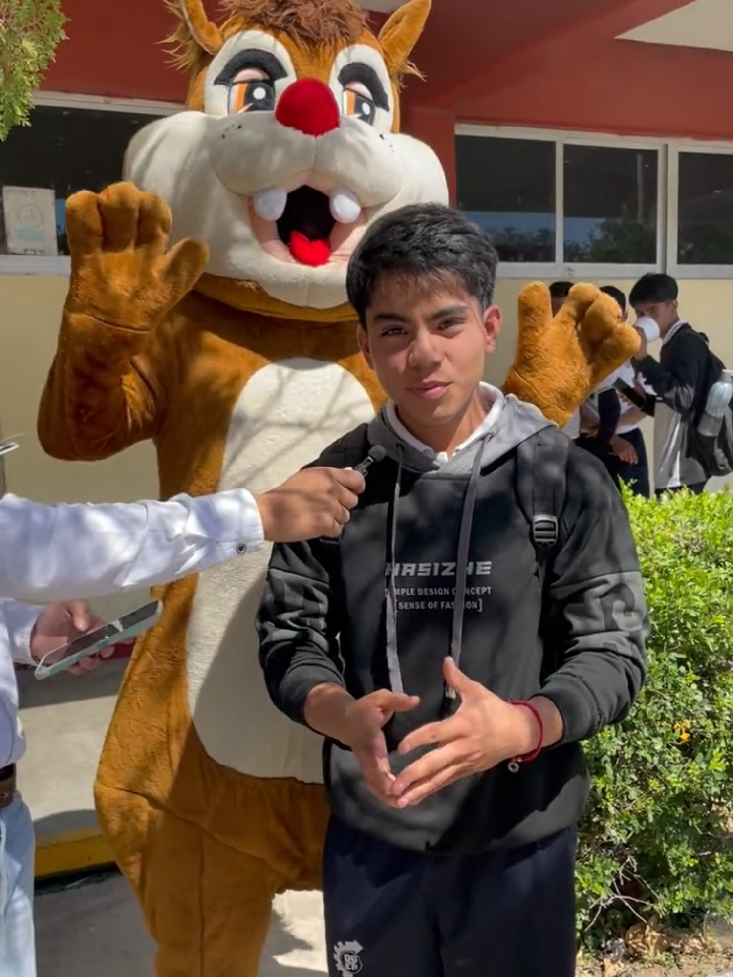 🎤 Preguntas de Cultura General en el CBTis No. 25, Salina Cruz, Oaxaca Durante la Exporienta en el CBTis No. 25 de Salina Cruz, la Universidad CESEEO Matriz Campus Juchitán se divirtió con las y los estudiantes realizando una dinámica de preguntas de cultura general. 🙌💡 Entre risas, respuestas inesperadas y mucha buena vibra, las y los chicos demostraron sus conocimientos y participaron con entusiasmo en esta divertida actividad. 🎯✨ Nos encanta compartir estos momentos con la juventud oaxaqueña y acercarles un poco de lo que somos en CESEEO: aprendizaje, convivencia y mucha energía positiva. 💬 👉 Si reconoces al participante, etiquétalo 🎥🙌 #UniversidadCESEEO #CampusJuchitán #Exporienta2025 #CulturaGeneral #DiversiónCESEEO #JuventudOaxaqueña #SomosCESEEO