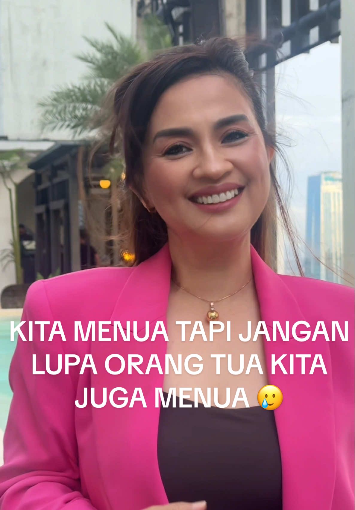 Hi, di hari ulang tahun mamiku gatau kenapa aku mau posting kata2 ini. Dibaca ya, mungkin ini buat kamu? Tp yang jelas ini juga pastinya buat diri ku sendiri. Aku mau ingetin, kl kita jangan fokus cuma sama diri kita sendiri. Fokus kalo kita bertambah tua, tapi kita lupa kalo orang tua kita juga bertambah tua🥹 Fokus jadi orang tua? Tapi lupa kalo kita juga tetap anak🥹 Fokus berkeluarga yang kita pilih sendiri (menikah, punya anak) tapi kita lupa kalo kita juga lahir dari keluarga yang udah Tuhan pilihkan untuk kita 🥹 Intinya, hati kita tuh luas sekali kok untuk bisa mengasihi sebanyak banyak nya orang, apalagi orang tua kita. Berantem? Kecewa? Itu hal yang biasa terjadi, mungkin sering. Knp? Ya karena kita merasa kita adalah keluarga jadi gamungkin ditinggalin pergi, makaya dlm keluarga kita berada di comfort zone & jadi diri kita sendiri yg kadang malah jadi sumbu pendek & lbh emosian.. Ini bukan jadi alasan untuk putus komunikasi, jadi ga perduli, dll.. Justru disini lah kita harus sadar & berserah sama Tuhan biar karakter kita bisa diubahkan jadi lbh baik & dari proses ini kita jg bisa belajar bertumbuh bersama, mengampuni setiap saat & mengasihi setiap saat. Akhir zaman itu, KELUARGA adalah no 1 yg mau iblis pecah belah! Jadi jangan mau kalah sama iblis, kita harus semakin kuat & selalu kasih mula mula ya.. Berdoa minta kekuatan sm Tuhan biar kita dikasih hati yg penuh damai & sukacita.. Kita jg selalu diingatkan untuk selalu menghormati & mengasihi orang tua kita kan? Kalo kita ngerasa orang tua kita nyebelin, HEYYY KITA JUGA NYEBELIN😅😅 Jadi kita harus selalu usahakan yang terbaik yaaa untuk orang tua kita, sekedar tlp tanya kabar mungkin kl kita jauh dari orang tua? Quality time sama mereka, jangan sok sibuk. Aku yakin kok, pasti kita make time kl kita mau.. jadi jangan sombong☹️ Kl sekarang kita sukses, itu semua jg karena doa orang tua kita kok.. Udh segitu aja udh panjang hahaha intinya I LOVE YOU MAMIKU SAYANG! WALAUPUN SEKARANG AKU ADA HITO, BIBLE & ZEFANYA, POSISI MAMI DI HATI AKU TIDAK PERNAH BERUBAH. MAMI TETAP NO 2.. Hito, Bible & Zefanya jg no 2 karena NO 1 NYA KAN PASTI TUHAN YESUS HIHIHI..💖💖💖 