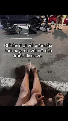Chỉ cần một vết xước của hôm nay, mọi vết nứt của trước kia ùa về.