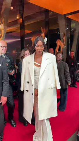 Here comes a legend 🤩 Naomi Campbell am Red Carpet  #BAMBIAwards #BAMBIbeiPrime #whattowatch 