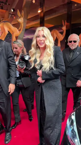 Der Moment, auf den alle gewartet haben – Cher betritt den roten Teppich 🔥 #whattowatch  #BAMBI2025 #BAMBIAwards 