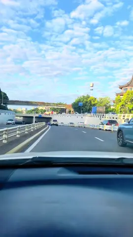 早安，我的好朋友，今天是11月14日星期五，沒有誰的人生總是一帆風順，起起落落才是常態，生命有裂縫，陽光才能照進來，不管你現在經歷什麼，保持積極向上的心態才能無懼人生的風雨，新的一天，願你順利！🌹🌹#早安朋友們開心快樂每一天