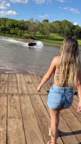 Quem é essa @nara victoria 