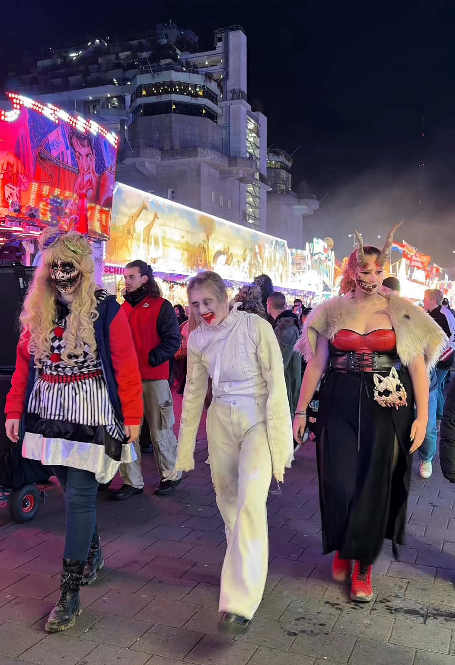 🎃👻 Gruselalarm auf dem Hamburger DOM! Ab 19 Uhr ziehen heute die DOM-Geister los und machen die Meile unsicher. 😈🕷️ Start ist in der Feldstraße – mit Stops an der Halloween- & Diablos-Residenz für richtig gruselige Selfies. 📸💀 Seid ihr mutig genug? 😱🦇