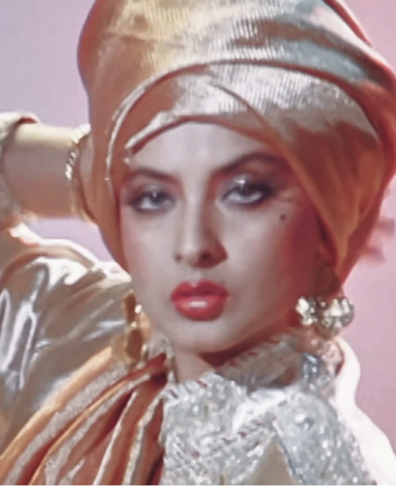 Bollywood divas that were ahead of their time. || #feminism #bollywoodactress #indianwomen #womenempowerment #divinefeminine || Speakers: Kareena & Rekha. 