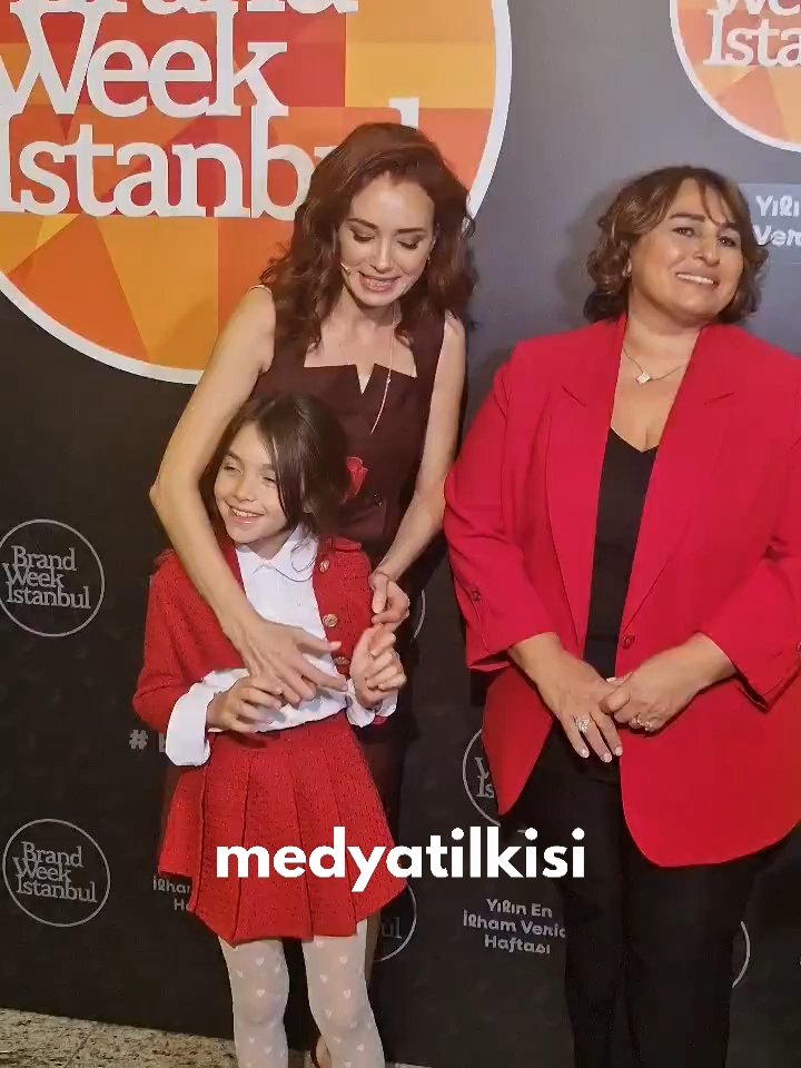 Özgü Namal dün bir etkinliğe kızı Su ile birlikte katıldı #özgünamal