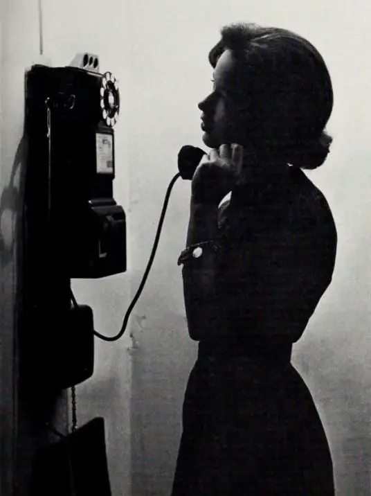 دق الــتــلــفـــون صــــدفـــــة وشــلــيـــتـــه الــو نـعـم مـيــن قـالــت لـــي انـــا نـــوره من فرحتي طحت حتى الخط سديته مـالــوم قـلـبـي ابـــد لـــو زادت ســـروره صـابــر ثــــلاث شــهــور الــمــر قـاسـيـتـه واحياني الصوت وانـا بحالـة اخطـوره شلت التليفون في صـدري وضميتـه مما بقلبي وهو صوت(ن) بلا صوره بـعــد الـتـألـم شــعــور الــفــرح حـسـيـتـه الحـب واسـع وكــل(ن) يقنـعـه شــوره وانــا خضـعـت لـقـرار الـحـب وارضيـتـه علـى وجـود الحنـان النفـس مـا مــوره مــحــد(ن) يـضـيــع عـنـاويـنـه ولا بـيـتــه كـــل(ن) بـدنـيـا الـمـحـبـة يـنـتـظـر دوره الـنــاس تـهــوى وانــــا هــــواي سـمـيـتـه بالحـرف واللفـظ مهجـة خاطـري نـوره     #الو #اكسبلور 