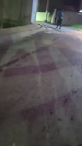 #مباشر .  افراد الدرك الوطني رفقة رئيس البلدية وعمال cet  ومواطنين يقومون بإجلاء السكان الى المناطق اللجنة بعد وصول الحرائق لمدينة حجرة النص