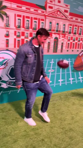 ¿Parece fácil? 👀 🏈 Ven a intentarlo a la Fan Zone de Plaza de España y no te pierdas ninguna experiencia.  #LALIGAxNFL #ÚneteAlShow #LALIGAEASPORTS #deportesentiktok 