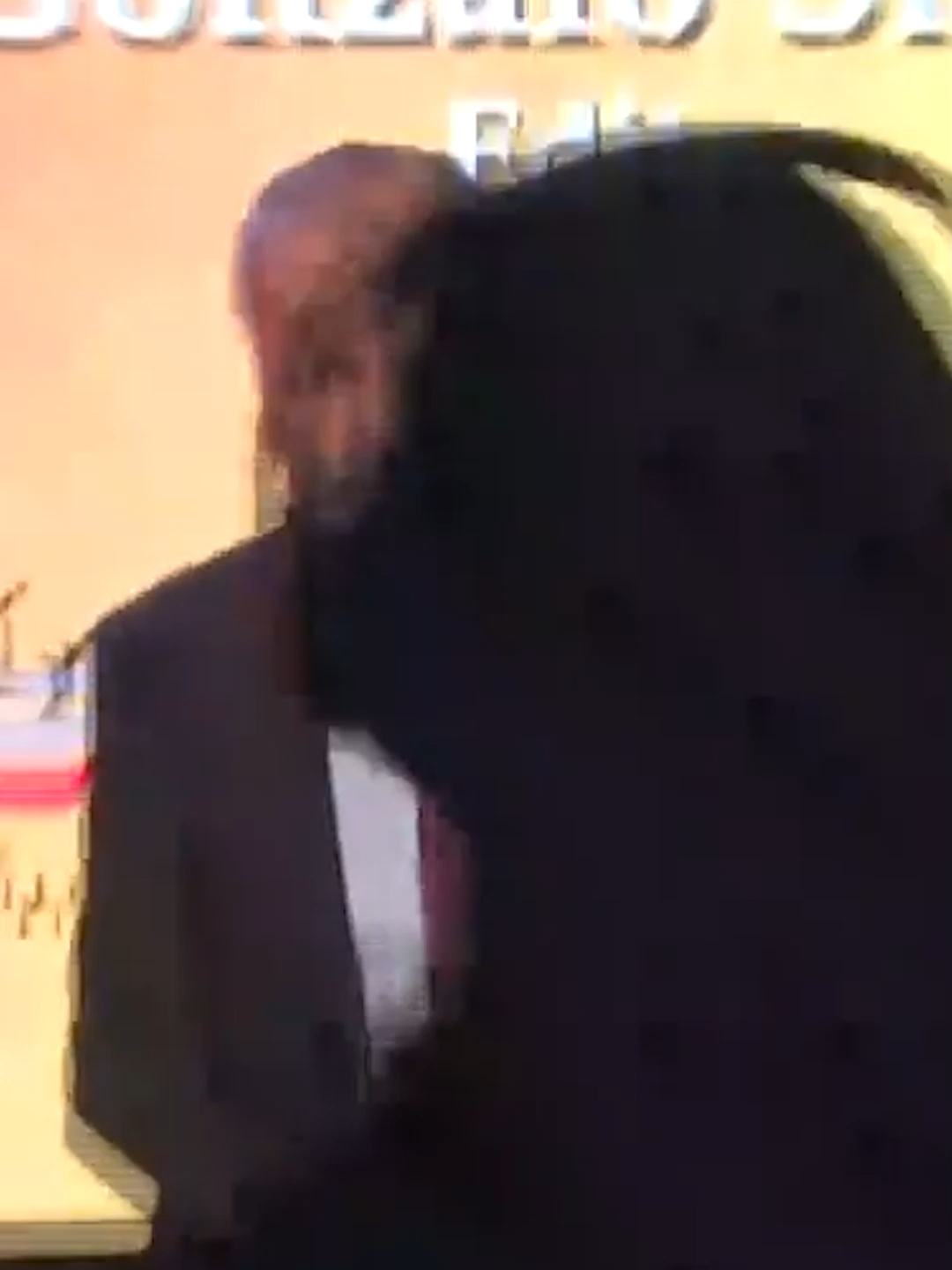 🔴 El tío de Luis Rubiales, detenido tras lanzar huevos a su sobrino en plena presentación de su libro #noticias #noticiastiktok #news