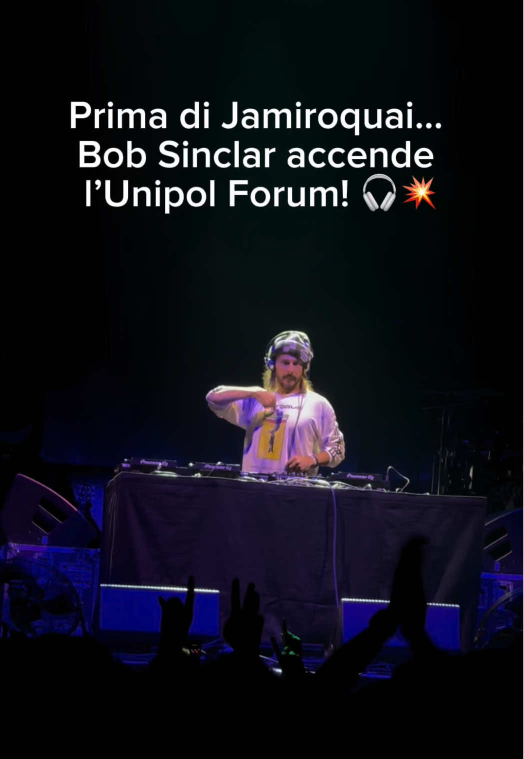 Il ritmo è partito subito fortissimo all’Unipol Forum! 💥 A scaldare il pubblico prima di @Jamiroquai HQ ci ha pensato @Bob Sinclar , con un set che ha trasformato l’Unipol Forum in una vera dancefloor🔥 Un inizio di serata tutto da ballare, tra luci, energia e grandi hit! ✨ 📍 Unipol Forum – Milano #UnipolForum #Jamiroquai #BobSinclar #Milano #ConcertVibes   