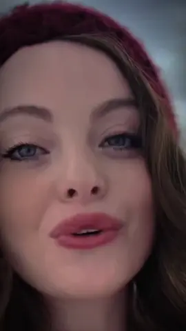 يقول نزار قباني اخاف ان تمطر الدنيا ولست معي فمنذ رحتي وعندي عقدة المطر🤍@Rawan Naser 