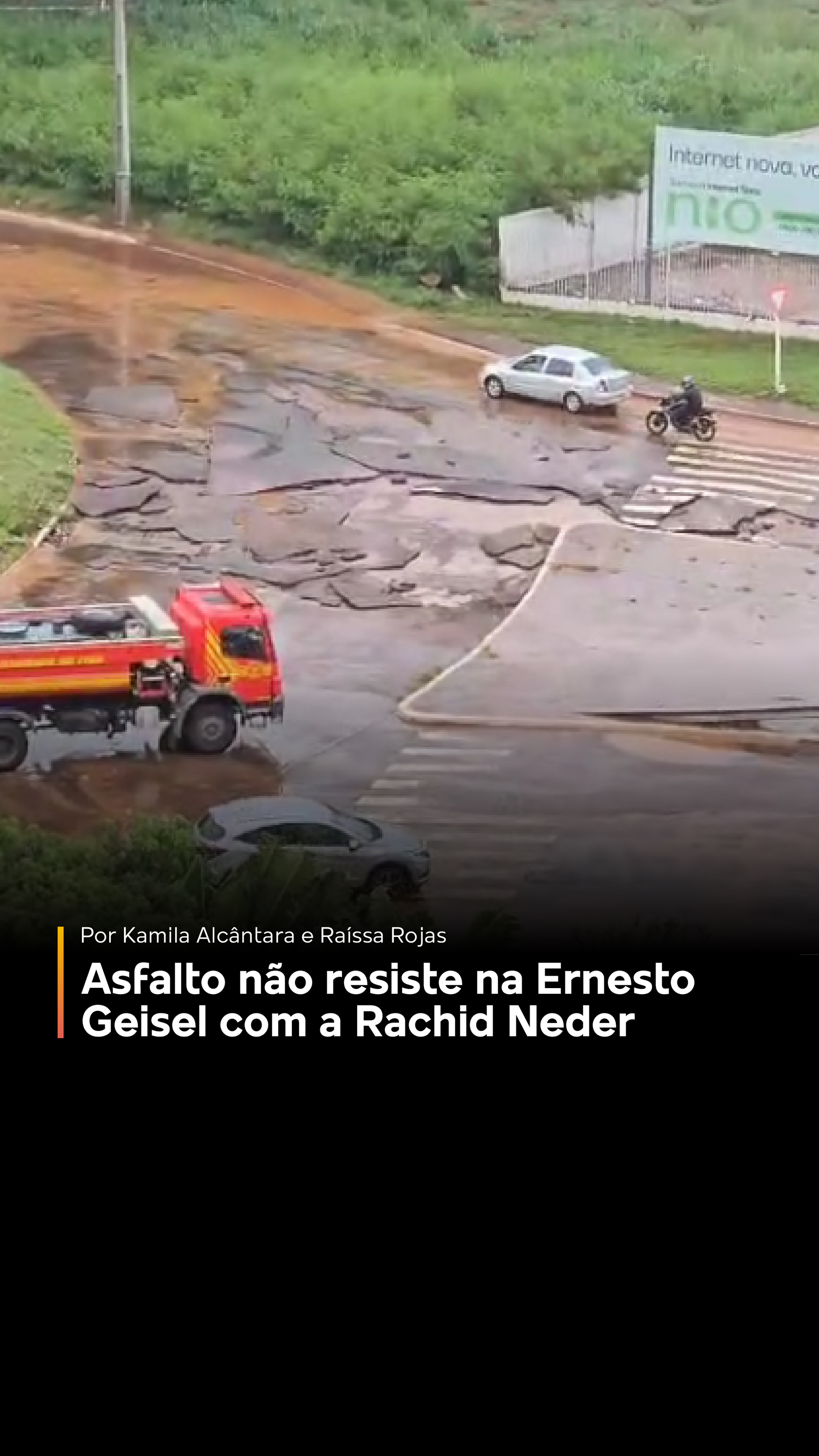 Minutos após o Córrego Segredo transbordar e alagar novamente o cruzamento da Avenida Ernesto Geisel com a Rachid Neder, o asfalto da rotatória cedeu. Com a água já escoando, parte do pavimento se soltou e se quebrou em blocos espalhados pela pista. A área foi parcialmente interditada na tarde desta quinta-feira (13). 👉 Acompanhe as notícias com o Campo Grande News. As matérias completas estão disponíveis em nosso portal. Por: Kamila Alcântara e Raíssa Rojas Imagem: Direto das Ruas #campograndenews #noticias #ms #matogrossodosul