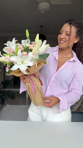 Esse é o presente perfeito pra várias ocasiões, principalmente agora no fim de ano, com tantas confraternizações. Também é uma ótima opção quando você é convidado pra jantar na casa de alguém, pra um aniversário… enfim, pra vários momentos especiais. Tenho certeza de que quem receber vai se sentir muito especial, afinal, é a combinação perfeita de vinho e flores naturais. Pra montar, você vai precisar de uma espuma floral. Faça o furo com o próprio vinho, hidrate a espuma deixando-a submersa na água por uns 3 minutinhos e, depois, vá inserindo as flores da sua preferência de forma aleatória até cobrir tudo. Por fim, é só envolver com um papel bonito e finalizar com um laço. Gostaram da ideia? 💐🍷 #flores #idéiascriativas #arranjo #dicas #flowers         