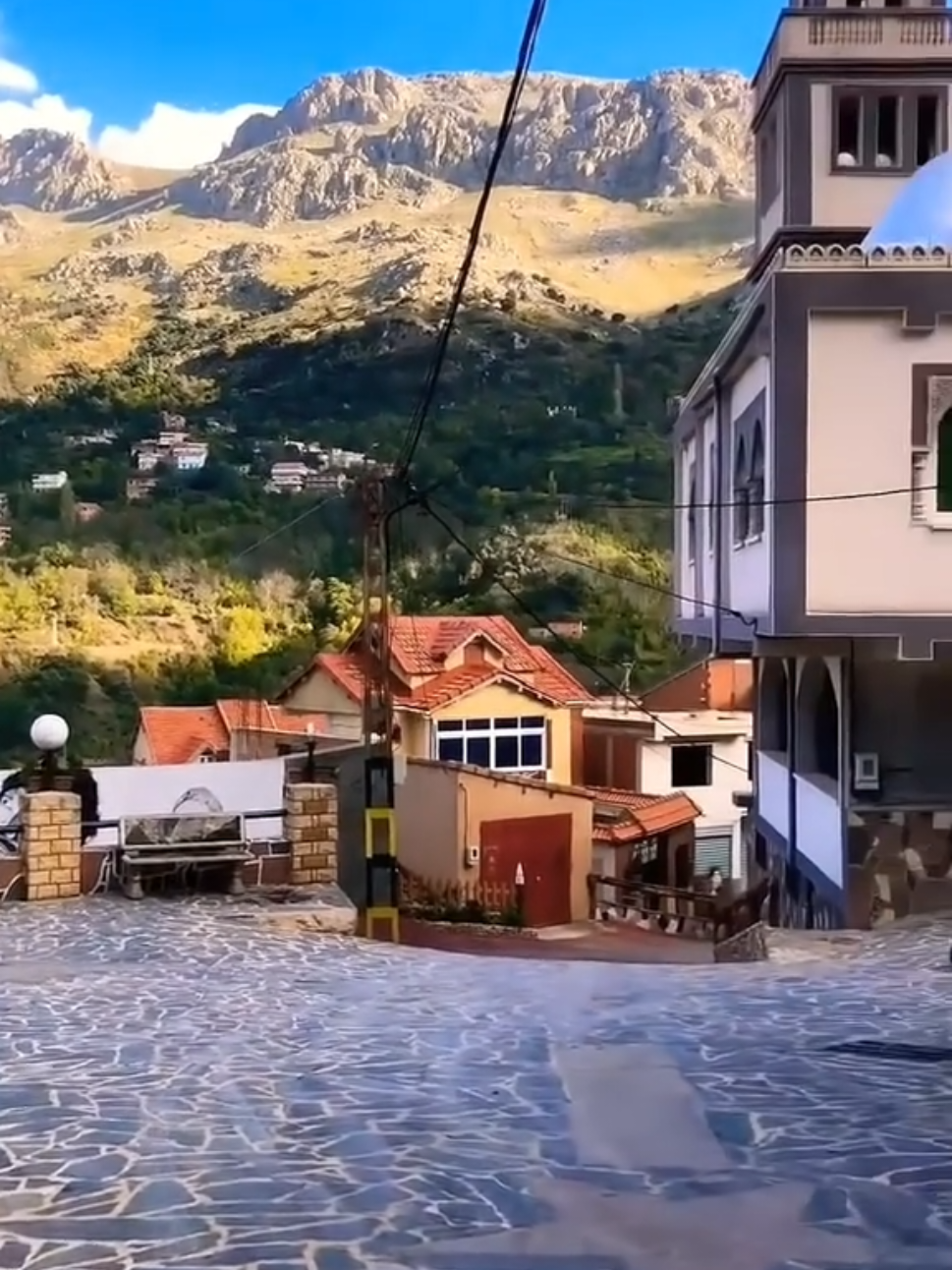 Elvaz Chanson kabyle version Française.  Original: Amour Abdenour Defregh lvaz. Paroles et remix: je te raconte une histoire.  #musique  #kabyle  #kabylie  #kabylie_kabylia♓♓♓  #algerie🇩🇿_maroc🇲🇦_tunisie🇹🇳 