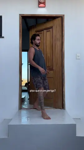 Esse produto já virou um dos favoritos! Basicamente é uma resina transparente que faz aquelas faixas antiderrapantes sabe?  A aplicação é muito simples, só abrir e passar, não tem cor e funciona muuuuito! Você até sente o áspero. Me surpreendeu demais. Gostou? Ele se chama Contra Quedas e você encontra no site da @Escuta o Véio e que sim, tem cupom de desconto: maredeobra  Esse é um produto @drylevis_  Se tiver dúvida comenta que eu te ajudo! 