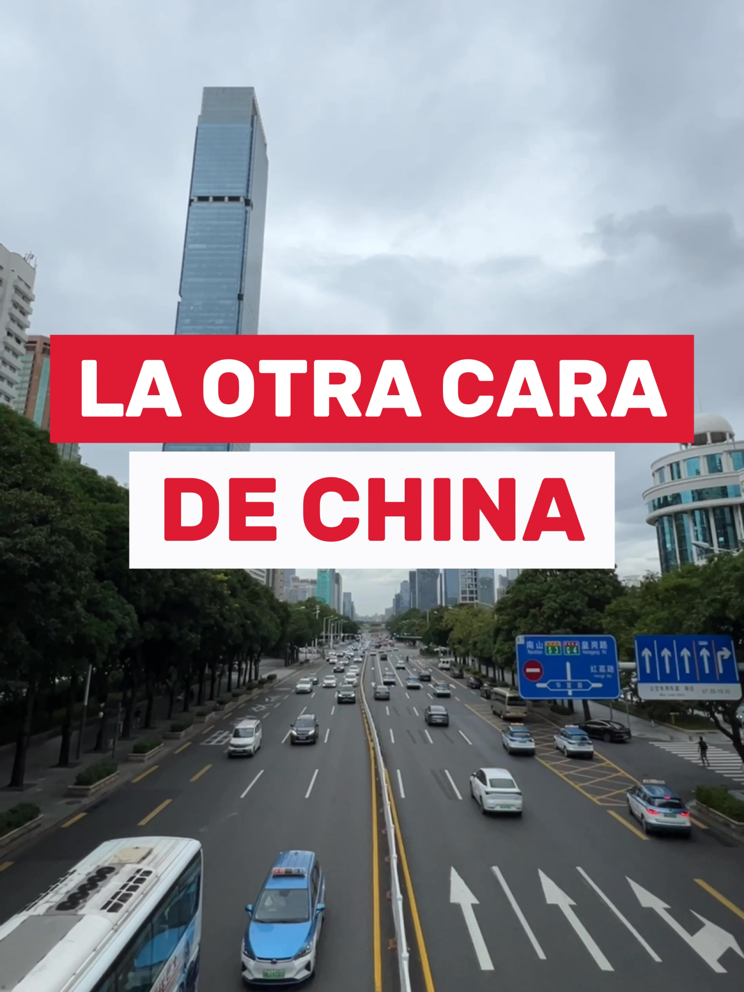 Viajar por China deslumbra por su innovación y ciudades futuristas, pero choca en la movilidad: miles de motos eléctricas comparten avenidas con reglas flexibles. Cambios de carril sin aviso, cruces inesperados y pitos constantes abruman al recién llegado. Aunque muchas maniobras están prohibidas, los locales se adaptan, frenan, ceden y siguen, con una tolerancia que sorprende a quien viene de sistemas viales más rígidos. En calles estrechas el caos se intensifica, las motos rodean, adelantan y presionan para formar filas, un ecosistema urbano de velocidad y pragmatismo. Las cámaras ordenan el centro, pero fuera de esas zonas reina un sálvese quien pueda relativamente organizado. China brilla en infraestructura y visión de futuro, pero su educación vial muestra sombras que contrastan con su modernidad. Entenderlo ayuda a adaptarse y ver el país tal cual es: eficiente, gigante y a veces un pequeño caos sobre dos ruedas.   #china #viajes #motos #motoselectricas #movilidadurbana #educacionvial #transito #culturachina #choquecultural #ciudadesfuturistas #erickjaimes  #rickportaciones #importaciontextiles #exportacion #china #rickportaciones #erickjaimes  #rickportaciones #importaciontextiles #exportacion #china #rickportaciones