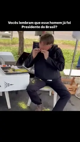 Repost @imagens.história  E que ele postou esse vídeo nas próprias redes para projetar a imagem de homem simples, pois é assim que ele imagina que os brasileiros simples são?