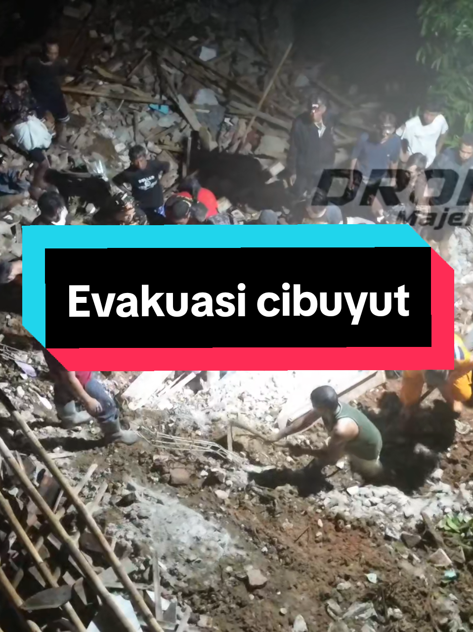 Evakuasi longsor di Cibongbo, Cibuyut, Majenang. Warga bersama petugas bahu membahu membersihkan material tanah yang menutup jalan. Semoga semua tetap diberi keselamatan dan kekuatan 🙏 #LongsorMajenang #Cibongbo #Cibuyut #EvakuasiLongsor #BencanaAlam 