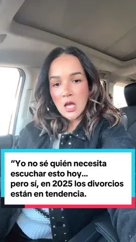 no porque la gente quiera separarse… sino porque por fin están dejando de aguantar lo que no les suma. Porque ya no se conforman con relaciones a medias, con amores que pesan, o con parejas que solo existen en la rutina. La gente está despertando. Está escogiendo paz antes que apariencia. Amor propio antes que costumbre. Y verdad antes que excusas. No es que el amor esté muriendo… es que la gente está entendiendo que amar también es elegirte a ti. Y sí, este año muchas parejas se separan… pero muchas personas, por fin, se están encontrando. Si estás pasando por algo así… no estás sola, no estás solo. A veces el final también es un comienzo.”**