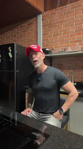 Hoje eu estou de novo com o mesmo boné. Não pra te agradar. Mas pra te provocar. Enquanto você se incomoda com um acessório, tem milhões de pessoas vivendo como escravas da própria fome, dominadas por carboidratos, insulina e vícios disfarçados de ‘equilíbrio’. A verdadeira liberdade começa quando você controla seu corpo — e não o contrário. E isso, meu amigo, não vem do governo, vem da comida que você escolhe.