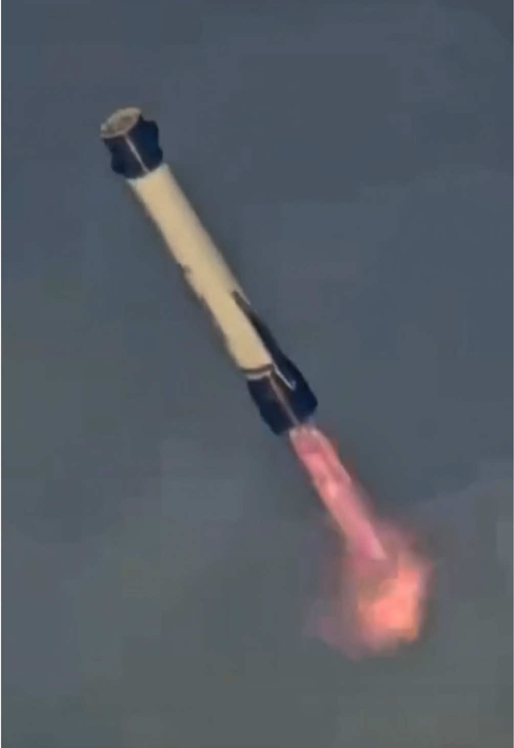 Blue Origin faz lançamento histórico . 🚀💙 Nesta quinta-feira, 10 de novembro a Blue Origin lançou com sucesso a missão ESCAPADE da NASA. Esta foi a segunda missão do foguete NewGlenn que conseguiu pousar seu propulsor com sucesso. Blue Origin Makes Historic Launch. 🚀💙 This Thursday, November 10th, Blue Origin successfully launched NASA's ESCAPADE mission. This was the second mission of the NewGlenn rocket to successfully land its booster. #NewGlenn #ESCAPADE #BlueOrigin #NG2 