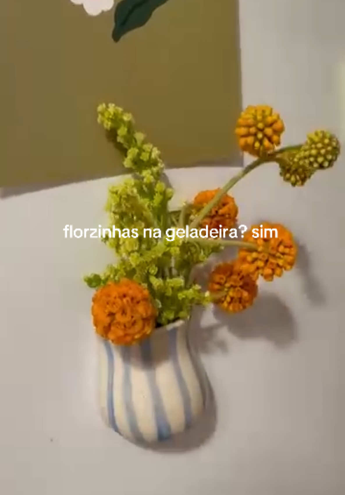 esse mini vaso com imã é o tipo de detalhe que muda a vibe inteira sem esforço. salva pra testar depois #foryou #kitchendecor #aestheticdecor #cozyvibes #pinterestaesthetic 