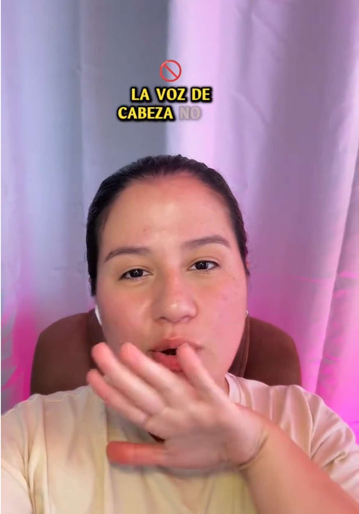 La voz de cabeza no es algo complicado ni exclusivo de cantantes avanzados. De hecho, todos la usamos a diario sin darnos cuenta: cuando hacemos un “uuu”, un “iii”, una sirena o una risa aguda y ligera. Esos sonidos naturales ya te muestran cómo se siente una voz liviana, libre de presión y sin empujar. El primer paso para encontrarla al cantar es reconocer esa misma sensación cotidiana y llevarla de manera intencional a tu voz. El segundo paso es practicar ejercicios vocales sobre esa base ligera para desarrollar estabilidad, control y comodidad en las notas más altas. En este video te muestro cómo empezar y, si querés profundizar, te invito a escribirme para enviarte un ejercicio vocal que te va a ayudar a trabajar tu voz de cabeza de forma más consciente y segura. 🎤💖 #VozDeCabeza #CantoParaPrincipiantes #TecnicaVocal #CantaConKate #aprenderacantar 