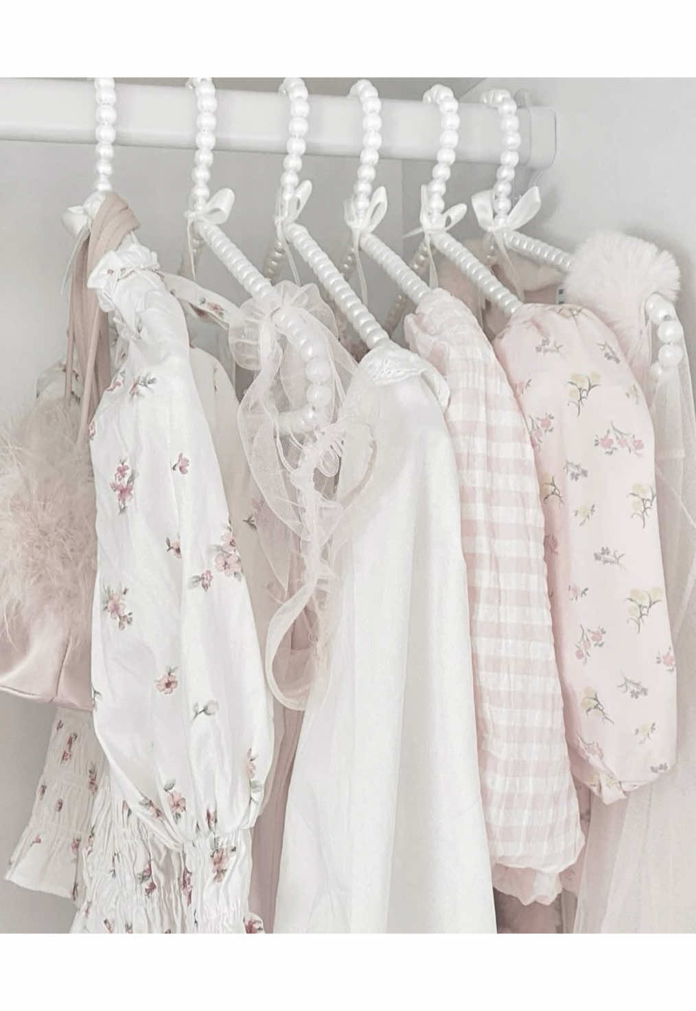 —(#hyunjin) amo mucho a hyuni, no fue mi primer bias pero es al que tengo más cariño😓💗, las letras según ven borrosas😭 #amoahyunjin#xnista#fpy#straykids