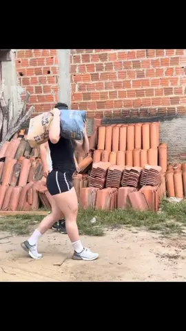 Thamires diz pra quem falo que ela não conseguia pegar saco de cimento ela conseguiu  #thamires #leoncio #comedia #comediahumor #casal 