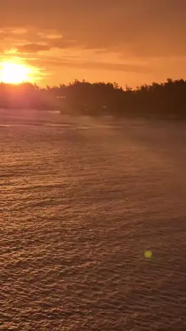 Ne plus pleurer, rester là à se demander pourquoi #coucherdesoleil🌅 #maconde #ilemaurice🇲🇺 