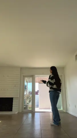 Harsh realities of being a young agent working in California real estate 😓😓 It’s hard sometimes being so young in the game, some people won’t take you as serious as the more experienced agents. Real estate ebbs and flows so much, one day you’ll be working with nothing, and the next, you could have a deal! Don’t sit back, go get it! 🥳🥳 Like and comment if you can relate… 🤣🤣  #realestate #realtor #fyp #california #crazy 