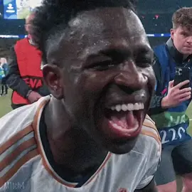 Rodrygo hyping him up man I miss this duo💔  #targetaudience #football #realmadrid #rodrygogoes #vinijr 