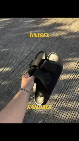 Sarap talaga sa mata ng all black netong sandals nato! #yotoshoes #yotosandals #sandalsforwomen #sandalsformen #sandalslipon 