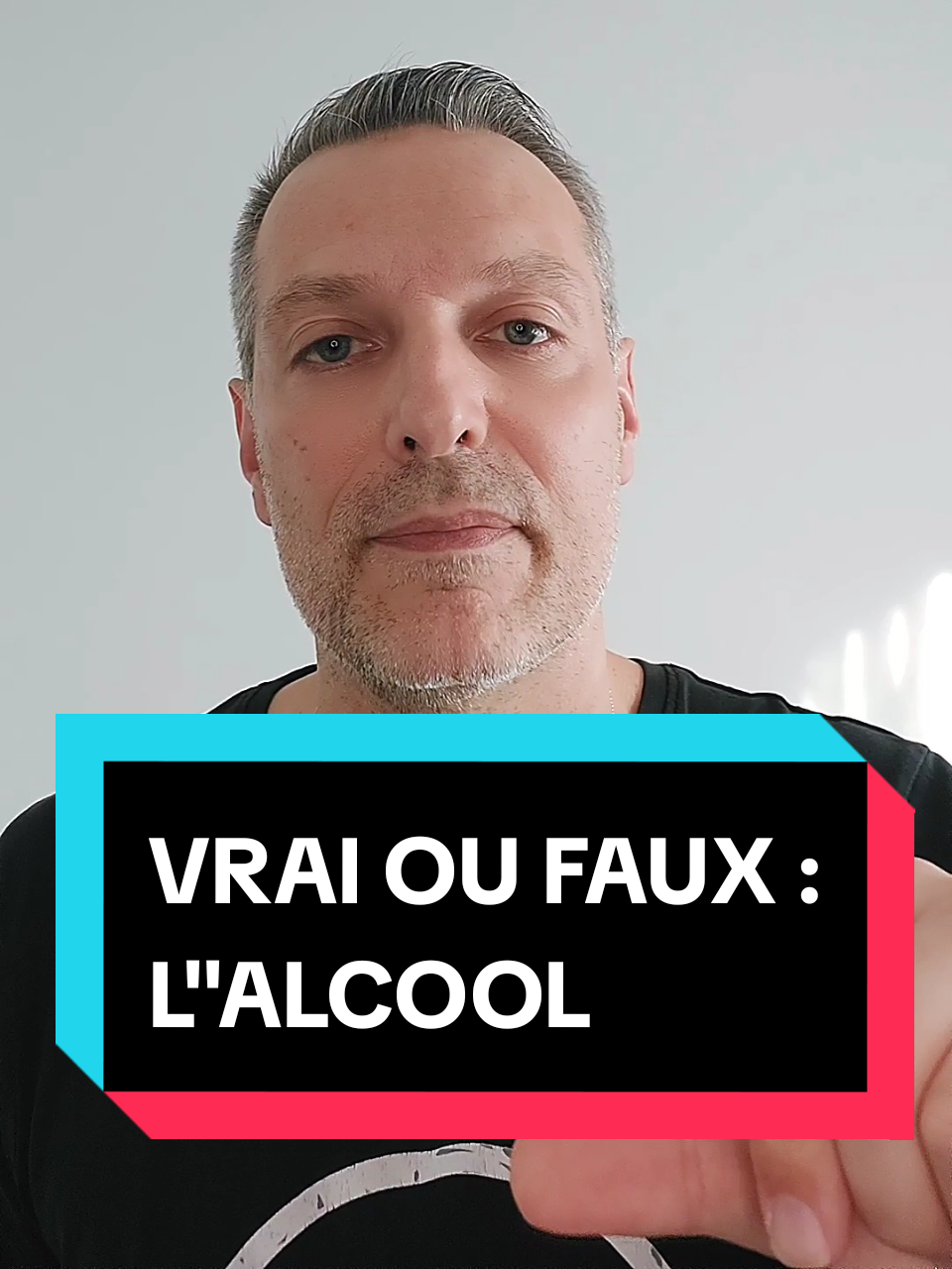 En France 🇫🇷, on entend tout et n’importe quoi sur l’alcool. Dans cette vidéo, je démonte les plus gros mythes avec du vrai scientifique : santé, sommeil, humeur, bulles, vin rouge, “petites doses”… Si tu veux la partie 2, commente “Alcool” et dis-moi combien de verres tu bois par semaine. Bien sûr, il faut consommer de l’alcool avec modération. #vraioufaux #santé #nutrition #conseils #info 