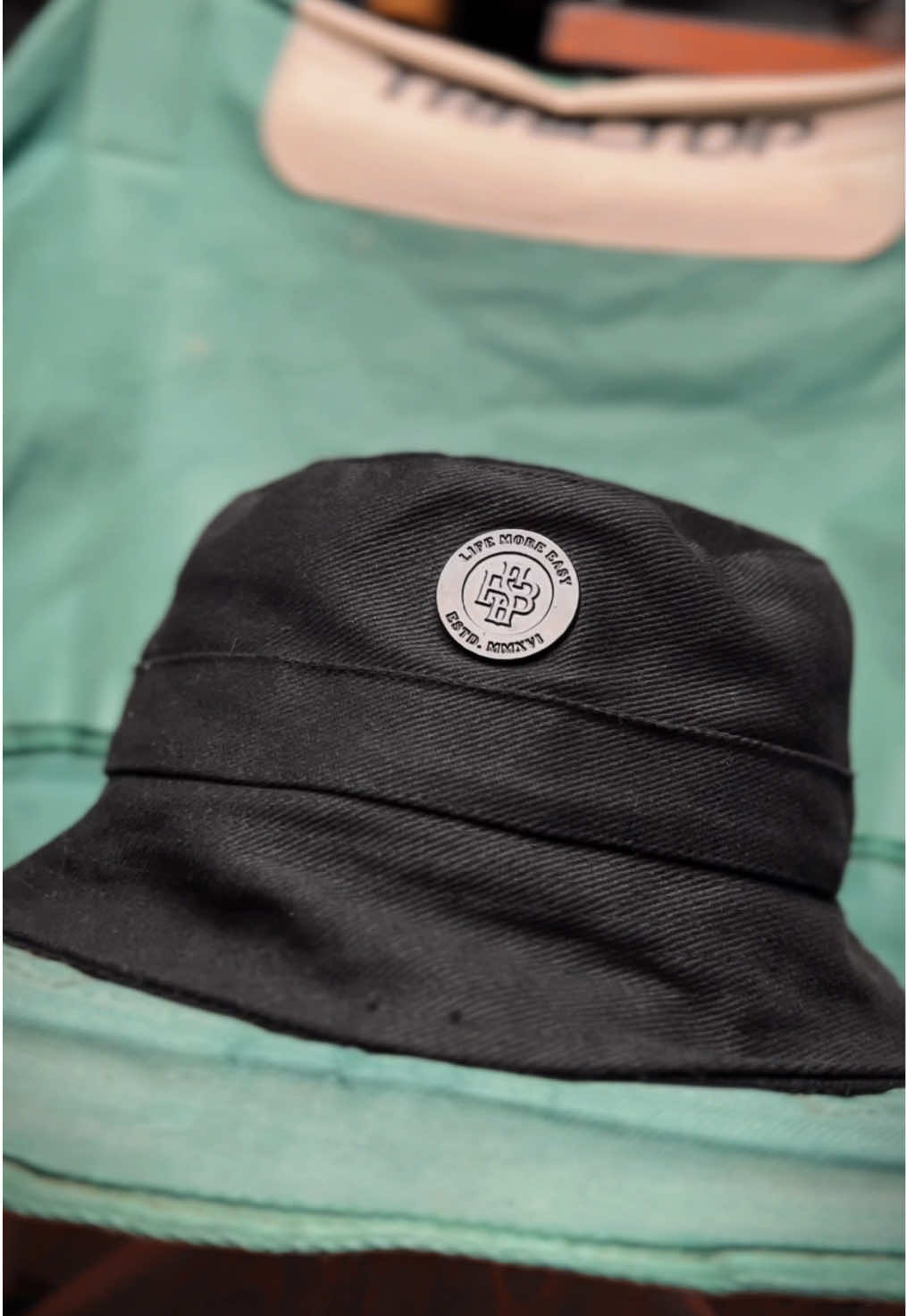 Begitu terlihat jelas akan serat kain yang digunakan untuk artikel “BUCKET HAT”🕊️🍋🖤 #skyblue #gajiansale #promoguncang1111 #buckethat #outfitcasual 