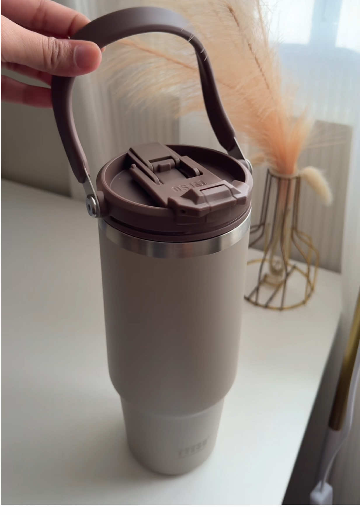 #tyesotumbler #isulatedtumbler #vacuuminsulatedtumbler #tumblerwithstraw 