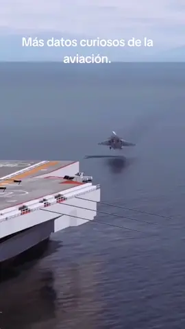 Cómo aterrizan los aviones de combate en los portaviones.#piloto #aviacion #fuerzasarmadasdemexico #sedena🇲🇽 #militarylife 