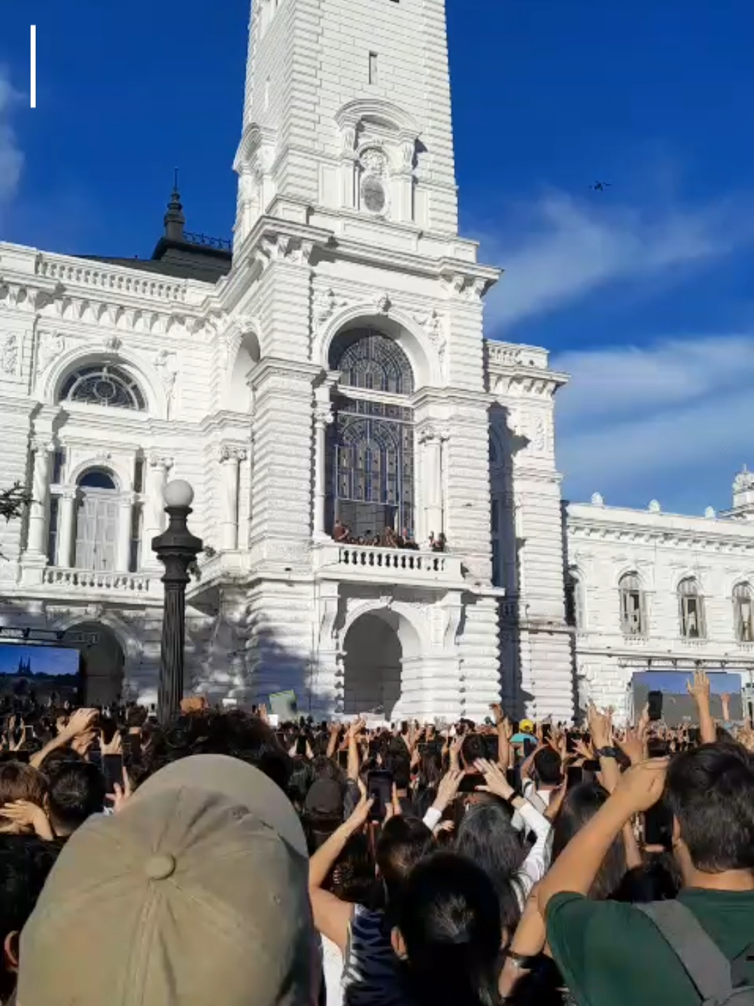 Johnny Depp llegó a La Plata y salí a ver cómo reaccionan sus fans 💫 Desde Jack Sparrow hasta Willy Wonka, todos tienen algo que decir 🎭 #JohnnyDepp #Fans #LaPlata