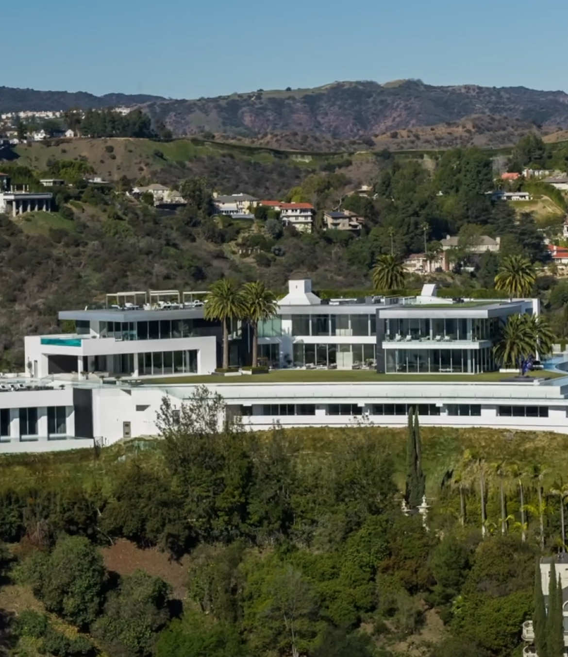 Visiting the most expensive house in the USA, valued at 295 million #mansion #LA #luxury #EUA 