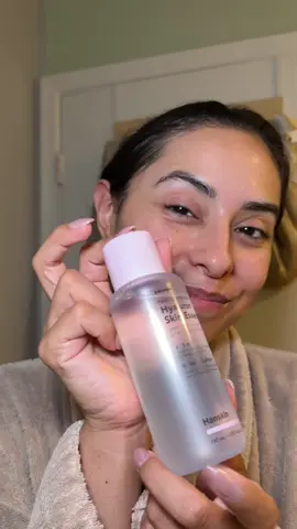 @Hanskin Such a great essence for deep hydration, exactly what your skin needs in these dry winter months 💧 #Hwahae #Hanskin #HyaluronSkinEssence #Glassskin #skincare 
