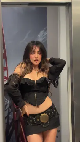 Miren hasta el final , casi me caigo 🤭  #shakira 