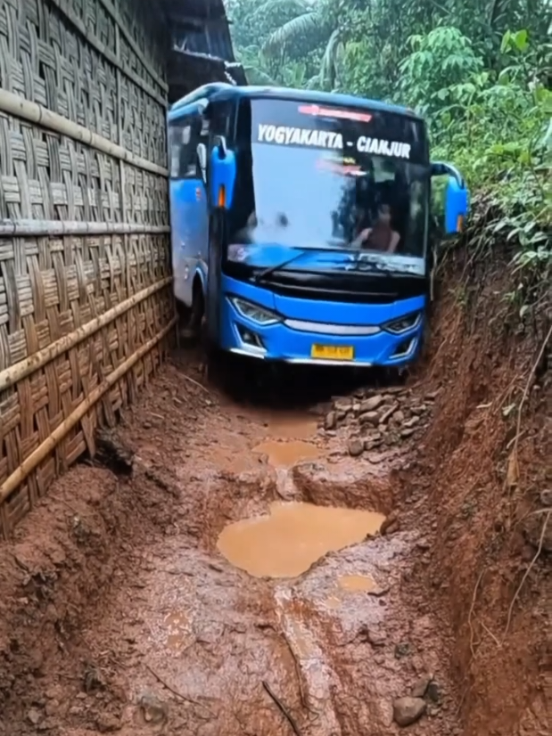 Cuma driver bus Indonesia yang bisa begini. Bus segede gajah, tapi bisa melewati medan lumpur kayak mobil offroad! Pasti di dalam bus lagi dibacain mantra sama pak sopir. #sopirhebat #lucubanget #buskomedi #busviral #ngakak