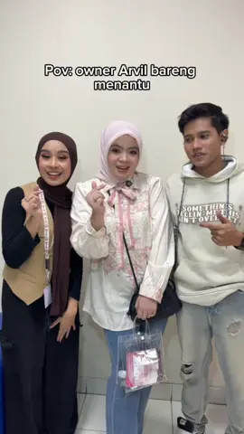 lucu juga nih Bu Owner(madura)..mila yg di cubit' kok valen yg Salting😅🤪🤪   ...#valenda7Milanda7#. DangdutAcademi#studio5#indosiar#indonesia#'25#