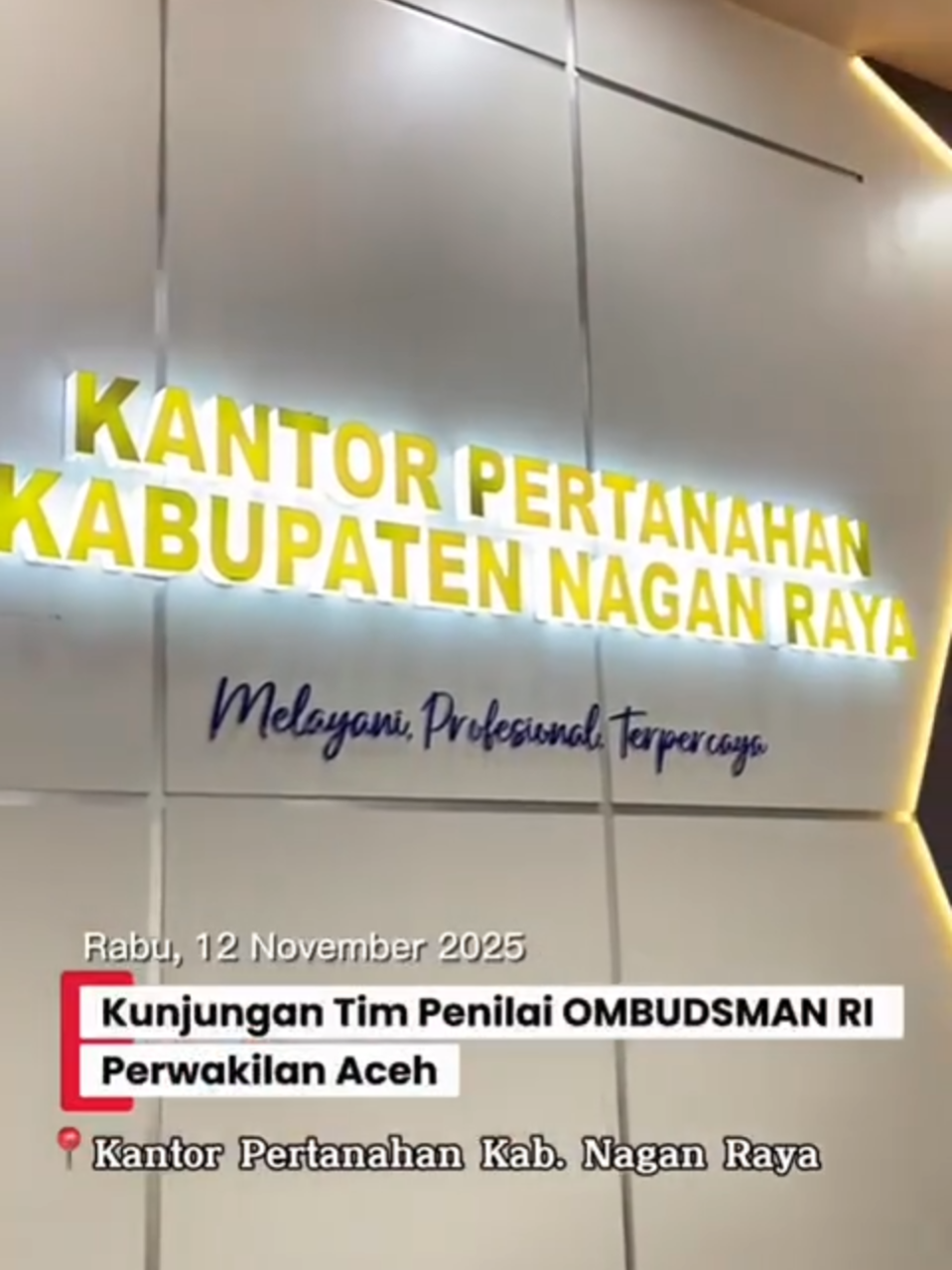 📍 Kunjungan Tim Penilai Ombudsman RI Perwakilan Aceh pada Kantor Pertanahan Kabupaten Nagan Raya Rabu, 12 November 2025. Kantor Pertanahan Kabupaten Nagan Raya menerima kunjungan dari Tim Penilai Ombudsman Republik Indonesia Perwakilan Aceh dalam rangka pelaksanaan Penilaian Kepatuhan Penyelenggaraan Pelayanan Publik Tahun 2025. Kegiatan ini bertujuan untuk menilai sejauh mana implementasi standar pelayanan publik telah diterapkan, serta memastikan bahwa pelayanan yang diberikan kepada masyarakat berjalan sesuai prinsip transparansi, akuntabilitas, dan profesionalisme. Dalam kesempatan tersebut, Tim Penilai Ombudsman berdiskusi langsung dengan jajaran Kantor Pertanahan Kabupaten Nagan Raya terkait komitmen peningkatan kualitas pelayanan, inovasi layanan, serta tindak lanjut terhadap masukan masyarakat. Kantor Pertanahan Kabupaten Nagan Raya berkomitmen untuk terus meningkatkan mutu pelayanan publik, sejalan dengan semangat “Bangga Melayani Bangsa” dan nilai dasar ASN BerAKHLAK dalam mewujudkan tata kelola pertanahan yang efektif, efisien, dan berintegritas.