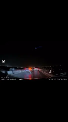 دقيت اشاره يسار ابي اغير مساري وذا دلحُ يحسبني بدخل عليه الا يبي يهاوشني بس ماعطيته على جوه 😂😂😂 المغزى من اشارتي ابي اللي وراه ينتبه بس الظاهر عنده ضغوط نفسيه .. بس اكتشفت انه يبي يسب فقط !! 