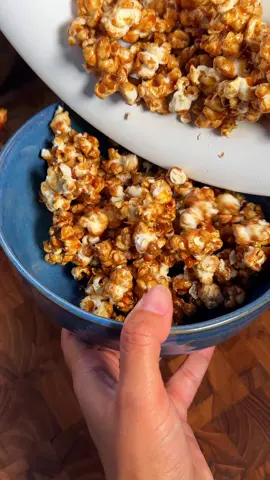 Pipoca de Caramelo com Canela💛 1/4 de xícara de milho de pipoca 2 colheres de sopa de óleo Para o caramelo 1/2 xícara de açúcar 1 colher de chá rasa de canela 1 colher de chá de manteiga Uma pitada de bicarbonato (bem pouco, se não passa sabor) Dica para o caramelo não queimar: panela de fundo grosso; abaixar o fogo para o mínimo depois que o açúcar começar a derreter; tirar a panela do fogo às vezes e ir misturando para o açúcar derreter no próprio calor acumulado (mas sempre voltar para o fogo novamente para não endurecer). ✅Já salva para não perder #pipoca #pipocadoce #pipocadecaramelo #pipocadecanela