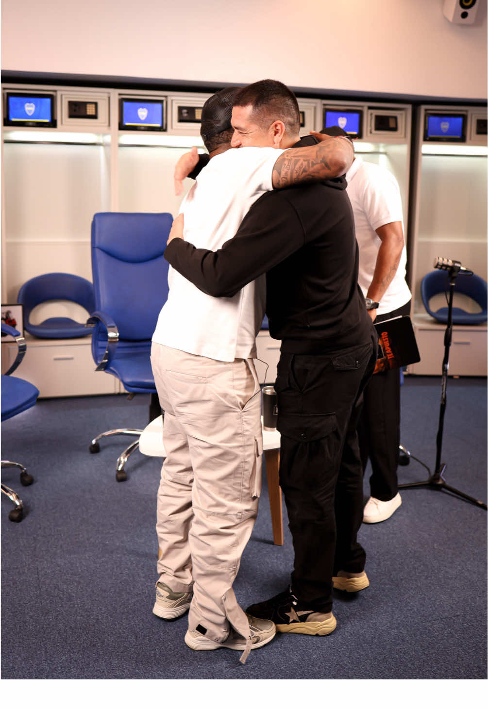 𝗟𝗘𝗬𝗘𝗡𝗗𝗔 𝗔𝗕𝗦𝗢𝗟𝗨𝗧𝗔 𝗗𝗘𝗟 𝗙𝗨́𝗧𝗕𝗢𝗟 𝗠𝗨𝗡𝗗𝗜𝗔𝗟: ¡JUAN ROMÁN RIQUELME ESTE DOMINGO EN ENFOCADOS! 🎩💙💛 🎙️ ‘El último 10’ en una conversación ESPECTACULAR con Jefferson Farfán y Roberto Guizasola. Un episodio histórico para los 𝗥𝗢𝗠𝗔𝗡ticos de Enfocados. 🚀 #bocajuniors #riquelme #SoloParaGalácticosameLuz #SoloParaGalácticos 